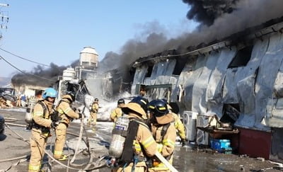 [속보] 부산 강서구 신발 부품공장서 화재 발생…진화 중