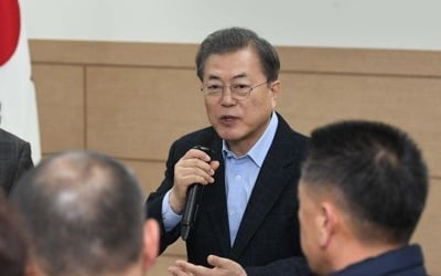 문대통령 "신종코로나 충분히 극복 가능…경제활동 위축 말아야"