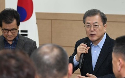 문대통령, 진천·아산 방문…우한교민 생활 보고받고 주민 격려