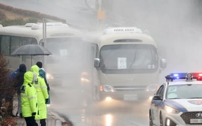 3차 우한교민 이천 국방어학원 도착…경찰 통제 속 차분한 입소