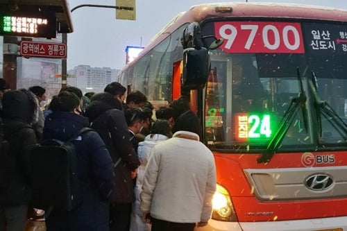  3호선 정발산역서 열차 고장으로 승객 몰린 광역버스 정류장. 사진=연합뉴스