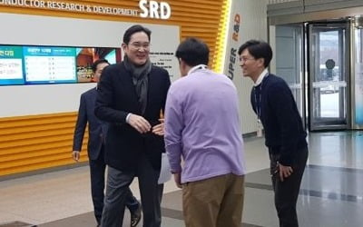 EUV 첫 전용라인 찾은 이재용…시스템반도체 1위 박차