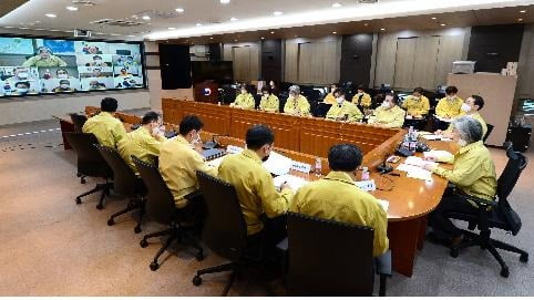 강경화 외교부 장관이 28일 서울 도렴동 청사에서 중국 및 베트남 주재 공관장들과 화상회의를 하고 있다. /연합뉴스 