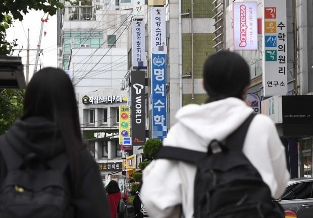 ‘명문 학군’으로 불리는 서울 대치동 학원가. 대치동 은마아파트 주변에 형성된 학원가 모습. (자료 한경DB)