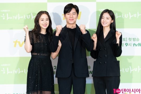 tvN 토일드라마 '하이바이, 마마!'에 출연 중인 배우 김태희(왼쪽부터), 이규형, 고보결. /사진제공=tvN