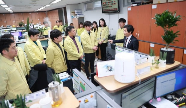 김승환 전북교육감이 지난달 28일 전북교육청 코로나 바이러스 대책본부를 방문해 직원들과 대화하고 있다. /사진=김승환 교육감 페이스북