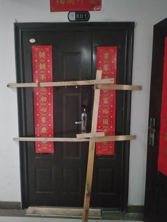 중국 안후이성 허페이(合肥)시의 한 아파트 정문 앞이 각목으로 가로막혀 있다. 연합뉴스= 안후이성 교민 제공