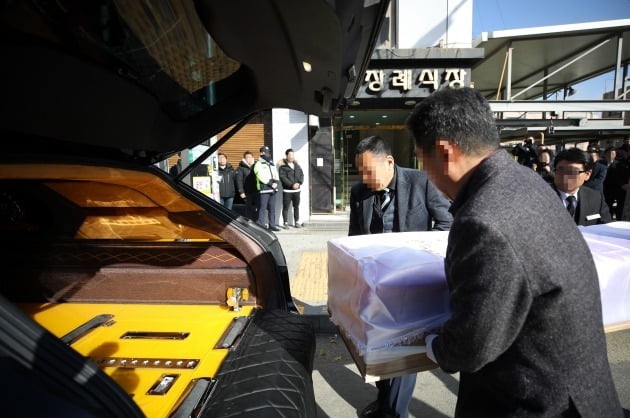 2019년 7월말 서울 관악구 한 임대아파트에서 굶주리다 숨진 탈북민 모자의 장례식장 운구 장면/연합뉴스