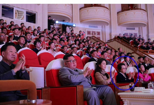 김정은 북한 국무위원장(앞줄 두 번째)이 지난 1월 25일 평양 삼지연극장에서 부인 이설주와 함께 설 명절 기념공연을 관람했다. 이날 공연엔 김정일 국방위원장의 여동생이자 처형된 장성택의 부인이었던 김경희(파란 동그라미 표시), 김정은의 여동생 김여정 당 중앙위 제1부부장도 참석했다. 앞줄 두 번째부터 오른쪽으로 김정은, 이설주, 김경희, 김여정.  /연합뉴스 