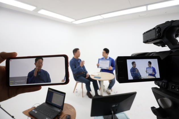 지난 3일 LG유플러스 마곡사옥에서 양효석 최고인사책임자(CHO) 상무가 신입사원들과 실시간 방송을 통해 토크쇼를 진행했다./사진=LG유플러스