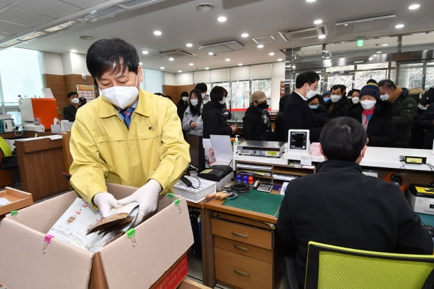 구윤철 기획재정부 2차관이 4일 경기도 화성 봉담우체국을 방문해 공적 마스크 판매를 돕고 있다. 기획재정부 제공