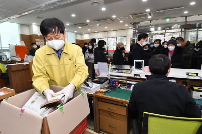 기획재정부 1·2차관, 매일같이 '마스크 현장행보'