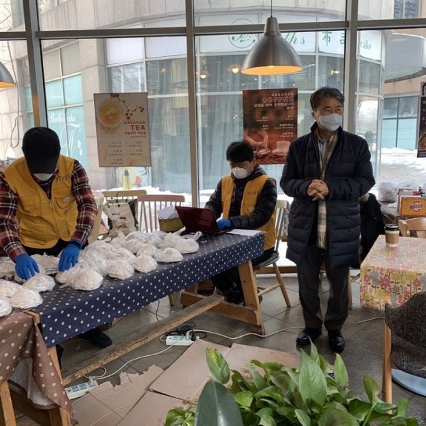 장하성 주중 대사가 지난달 7일 교민들이 많이 거주하는 베이징 왕징의 한 치킨집을 빌려 교민들에게 정부지원 마스크를 배포하고 있다. 주중한국대사관 제공