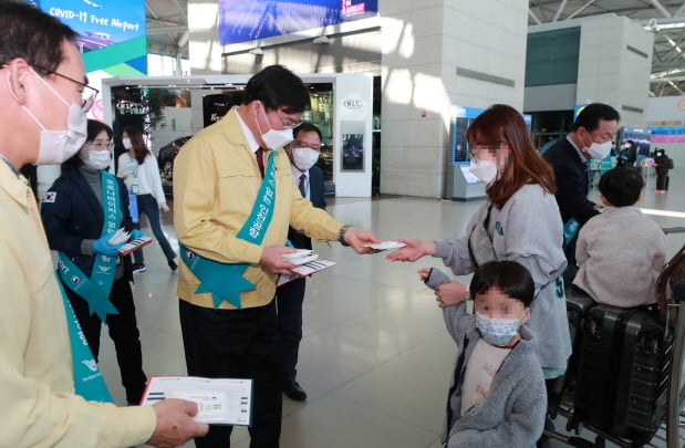 구본환 인천국제공항공사 사장이 5일 인천공항 제1여객터미널에서 '인천공항, COVID-19 Free Airport‘ 선포식을 열고 안전 캠페인에 참가하고 있다. 인천공항공사 제공