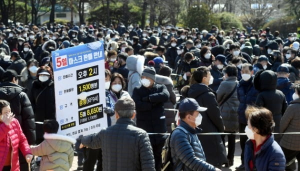 시민들이 5일 서울 서초구 양재동 농협 하나로마트에서 코로나19 예방 마스크를 구매하기 위해 긴 줄을 서서 기다리고 있다. 사진=허문찬기자  sweat@hankyung.com