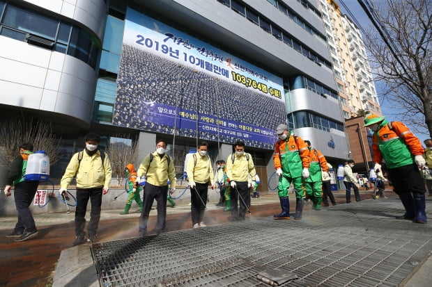 6일 오후 대구 남구 대명동 신천지 대구교회 앞에서 조재구 남구청장 등 남구청 관계자들이 신종 코로나바이러스 감염증(코로나19) 확산을 막기 위해 방역 작업을 하고 있다. 사진 = 연합뉴스