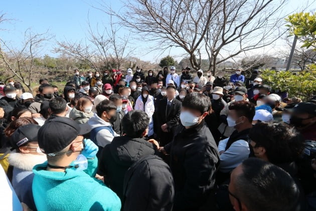 6일 오전 중국인 불법체류자들이 제주시 중국주제주총영사관 앞에서 중국행 항공편을 늘려달라며 요구하고 있다. 2020.3.6 [사진=연합뉴스]