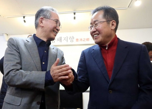 김형오 자유한국당 공천관리위원장(왼쪽), 홍준표 전 자유한국당 대표(오른쪽) [사진=연합뉴스]