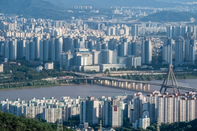 정부의 고강도 부동산 규제에 고가 아파트 위주로 매매가격이 떨어지면서 서울 아파트 전세가율(매매가 대비 전세가 비율)이 상승세를 보이고 있다. /게티이미지뱅크
