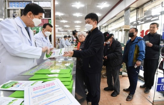 '마스크 5부제 판매' 시행 첫 날인 9일 시민들이 서울 종로5가 한 약국에서 마스크를 구매하고 있다. / 사진=한경DB.