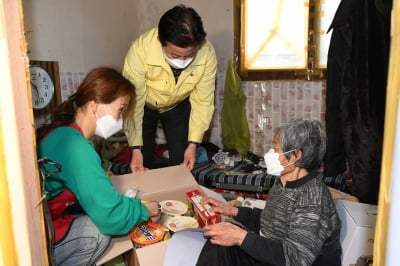 포스코 광양제철소, 급식 중단 고령층에 '희망상자' 전달