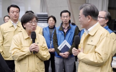 '밥차' 이끌고 질본 깜짝 방문한 文 "세계가 인정하는 성과냈다"