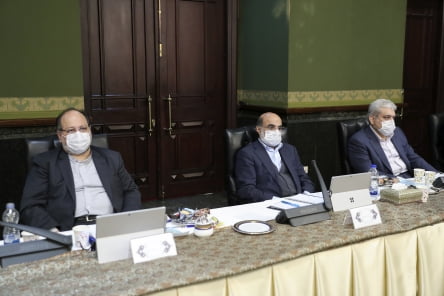 11일(현지시간) 이란 테헤란에서 각 관료들이 코로나19 확산 방지를 위해 마스크를 쓴 채 각료회의에 참석했다. AP연합뉴스
