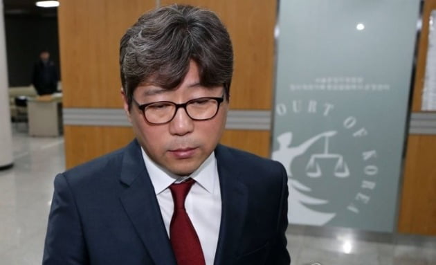 수십억원대 회삿돈을 횡령·배임하고 가맹점주들로부터 부당하게 돈을 받아 챙긴 혐의 등으로 기소된 김도균 탐앤탐스 대표(51)에게 징역형의 집행유예가 확정됐다. [사진=연합뉴스]