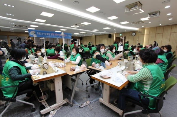 서울 강동구 새마을부녀회 회원들이 어린이용 마스크를 만들고 있다.  /새마을운동중앙회 제공