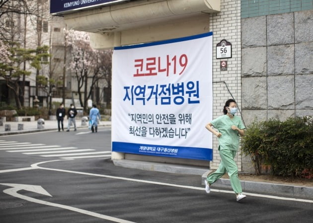 13일 오전 대구시 중구 계명대학교 대구동산병원에서 의료진이 교대 근무를 위해 보호구 착의실로 향하고 있다. 2020.3.11 [사진=연합뉴스]