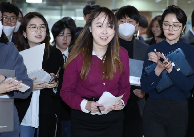 미래통합당 서울 강남병에 전략공천된 김미균 시지온 대표가 13일 오전 서울 여의도 국회에서 입장 발표와 질의응답을 마친 뒤 서둘러 자리를 떠나고 있다. 2020.3.13 [사진=연합뉴스]