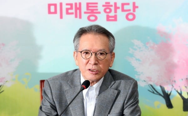 김형오 미래통합당 공천관리위원장이 13일 국회에서 열린 기자간담회에서 발언하고 있다. /사진=연합뉴스