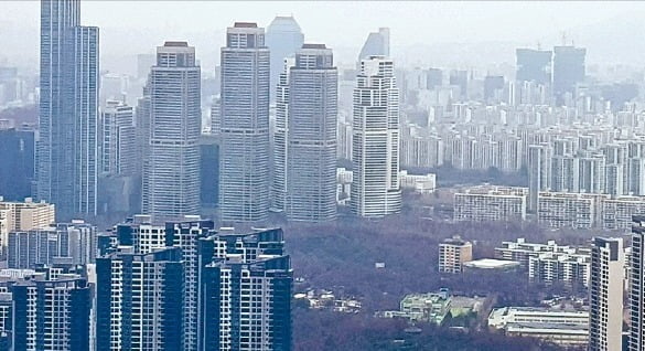 신종 코로나바이러스 감염증(코로나19)의 확산세가 수그러들지 않는 가운데 서울 강남권 고가 아파트값이 급락하고 있다. 강남구 아파트 밀집지역 전경. /한경DB
