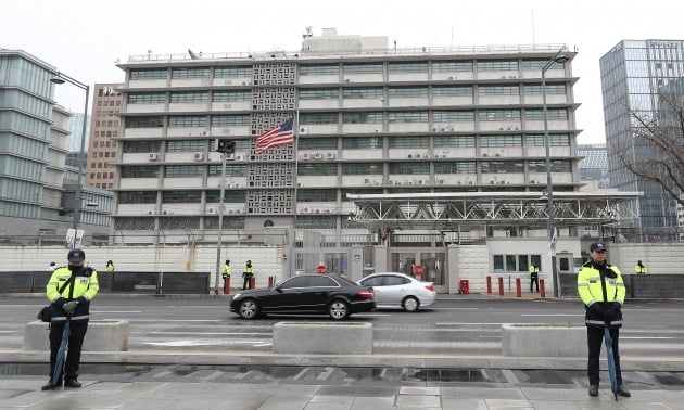 주한미국 대사관은 18일 코로나19 유행에 따라 비자 발급업무를 중단한다고 밝혔다. 사진=연합뉴스