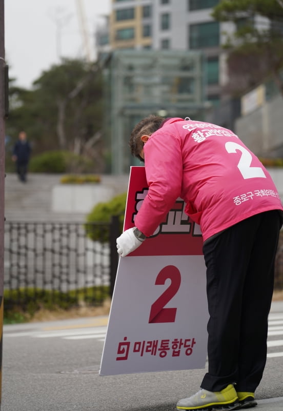  21대 총선에서 서울 종로에 출마하는 미래통합당 황교안 대표가 19일 오전 종로구 교남동에서 출근길 시민들에게 인사하고 있다. 2020.3.19 [사진=황교안 측 제공]