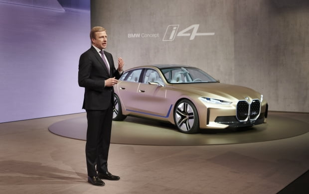 올리버 집세 BMW 회장이 BMW i4 콘셉트 앞에서 미래 전략을 발표하고 있다. 사진=BMW코리아