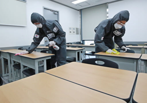 지난 18일 오후 대구 수성구의 한 파라오 슬롯에서 201특공여단 부대원들이 신종 코로나바이러스 감염증(코로나19) 확산을 막기 위해 방역을 실시하고 있다.  /연합뉴스