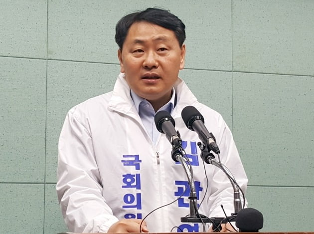 김관영 무소속 군산 국회의원 예비후보가 23일 전북도의회에서 기자들을 만나 