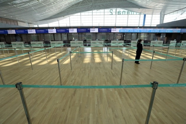 한국·일본 양국의 입국 규제가 강화된 9일 오전 인천국제공항 2터미널 대한항공 발권창구가 한산하다. 2020.3.9 [사진=연합뉴스]