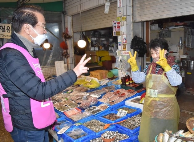 권영세 미래통합당 후보가 18일 서울 용산구 용문전통시장에서 선거운동을 하고 있다./김영우 기자 youngwoo@hankyung.com