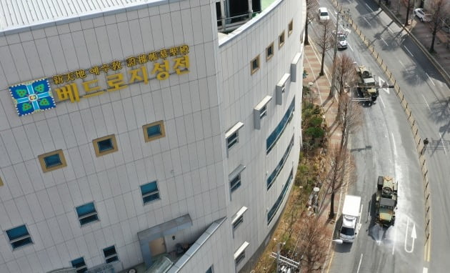 코로나19 확산 방지를 위해 광주시 전역에서 일제 방역이 진행된 3일 오후 광주 북구 신천지 베드로 지성전(광주교회) 인근에서 육군 31보병사단의 제독차량이 교회 주변에 소독약품을 살포하고 있다. 31사단은 이날 장병 수십명은 터미널, 주요도로, 근린공원 등 광주 곳곳에서 방역을 지원했다. 2020.3.3 [사진=연합뉴스]