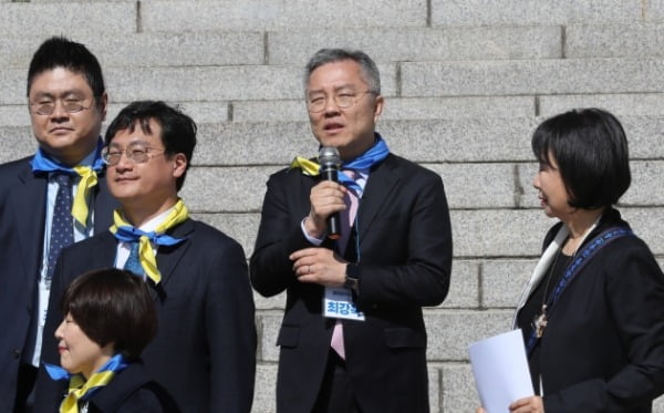 최강욱 전 청와대 공직기강비서관이 지난 22일 서울 여의도 국회 본청앞 계단에서 열린 열린민주당 비례대표 후보자 출마자 기자회견에서 발언을 하고 있다. /사진=연합뉴스 