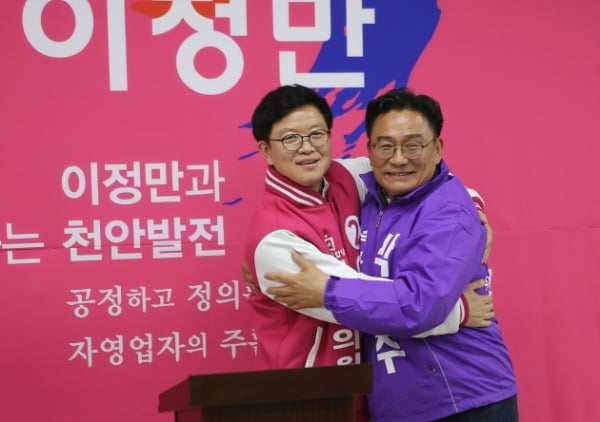 박찬주 전 육군 대장(오른쪽)이 25일 미래통합당 충남 천안을 이정만 예비후보 사무실에서 이 예비후보와 포옹하고 있다. 박 전 대장은 이날 무소속 출마의사를 접고 이 예비후보를 돕기로 했다. /사진=이 예비후보 선거사무실 제공