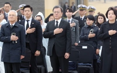 취임 후 첫 '서해 수호' 기념식 찾은 文대통령 "평화, 희생에 보답하는 길"