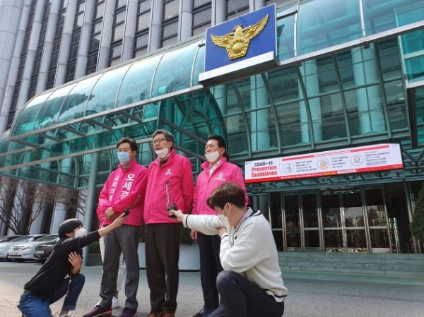 오세훈 미래통합당 서울 광진을 후보, 박형준 공동선대위원장, 김한표 원내수석부대표(왼쪽부터)가 지난 25일 서울 서대문구 경찰청에서 서울대학생진보연 선거운동방해와 관련해 항의 방문 후 취재진 질문에 답하고 있다. /사진=연합뉴스