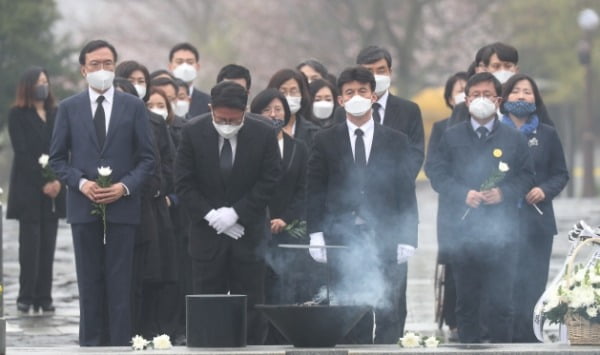  더불어시민당 관계자들이이 27일 오전 경남 김해시 봉하마을 노무현 전 대통령 묘역을 참배하고 있다. /사진=연합뉴스