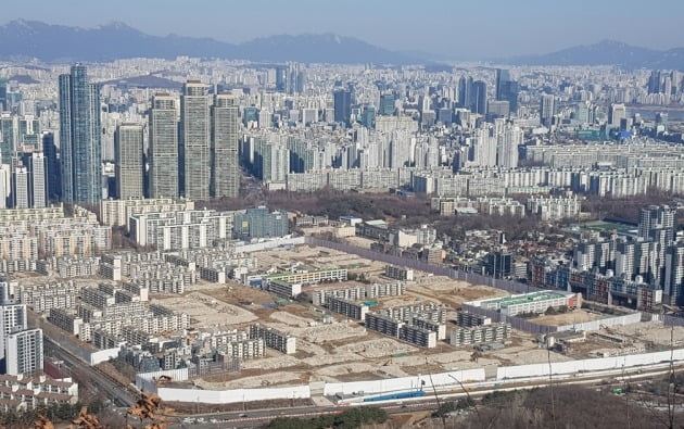 철거 공사를 진행 중인 서울 개포동 개포주공1단지. 기존 124개 동 5040가구를 허물고 75개 동 6642가구로 짓는다. 한경DB