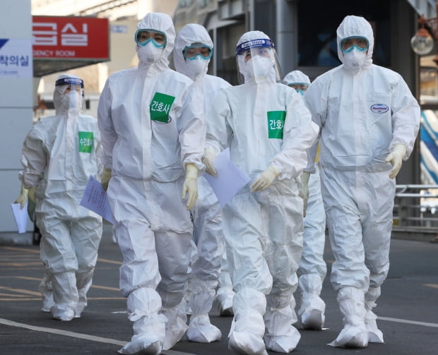  24일 오전 대구시 중구 계명대학교 대구동산병원에서 마스크와 전신 방호복을 착용한 의료진이 신종 코로나바이러스 감염증(코로나19) 확진자가 치료 중인 음압병동으로 향하고 있다. 2020.3.24 [사진=연합뉴스]