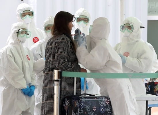  26일 오후 인천국제공항 1터미널 옥외공간에 설치된 개방형 선별진료소(오픈 워킹스루형·Open Walking Thru)에서 독일 프랑크푸르트발 여객기를 타고 입국한 무증상 외국인이 코로나19 진단검사를 받고 있다. 2020.3.26 [사진=연합뉴스]