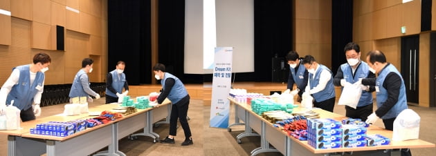 포스커건설 임직원들이 인천 공동생활가정 청소년들에게 전달할 코로나 예방 키트를 제작하고 있다. 포스코건설 제공 